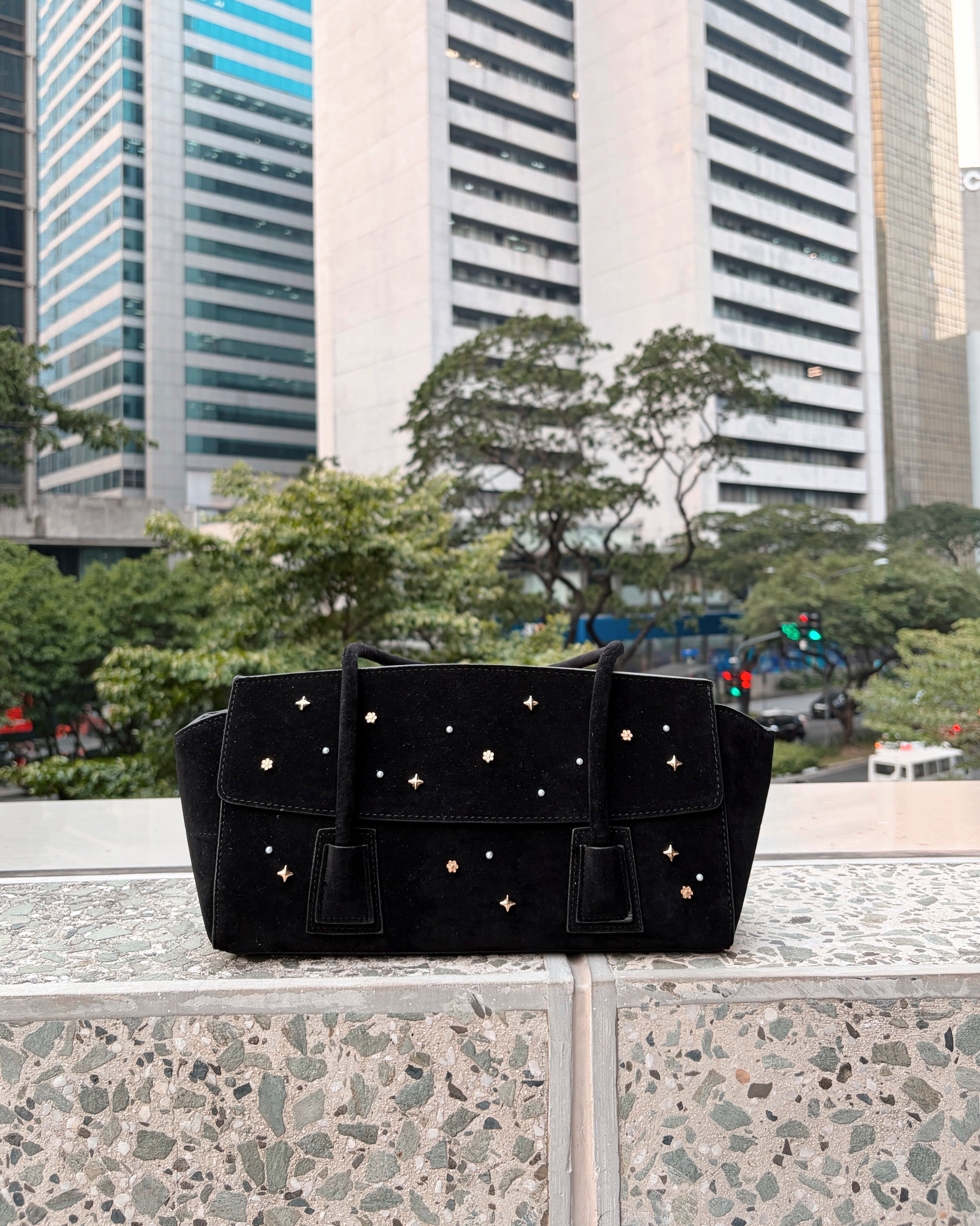 VEGA Clasico 03 Studded Shoulder Bag (Brown)