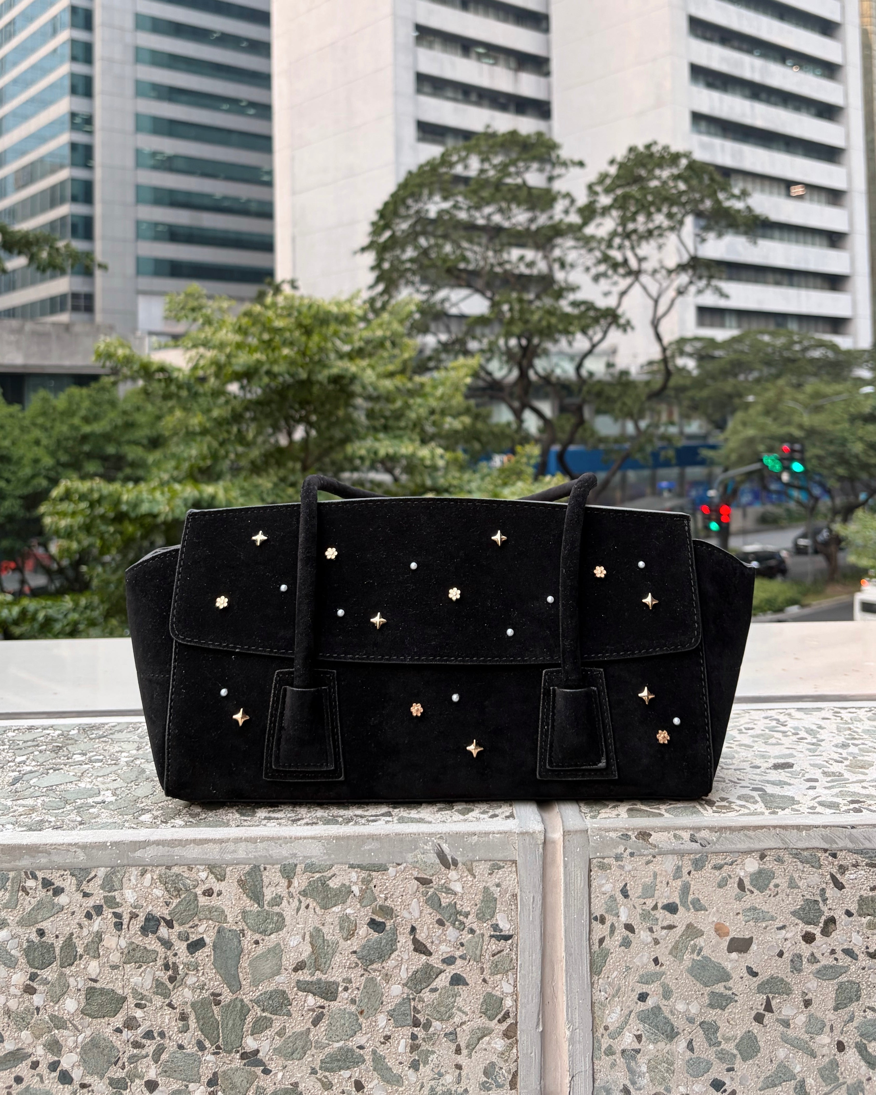 VEGA Clasico 03 Studded Shoulder Bag (Black)