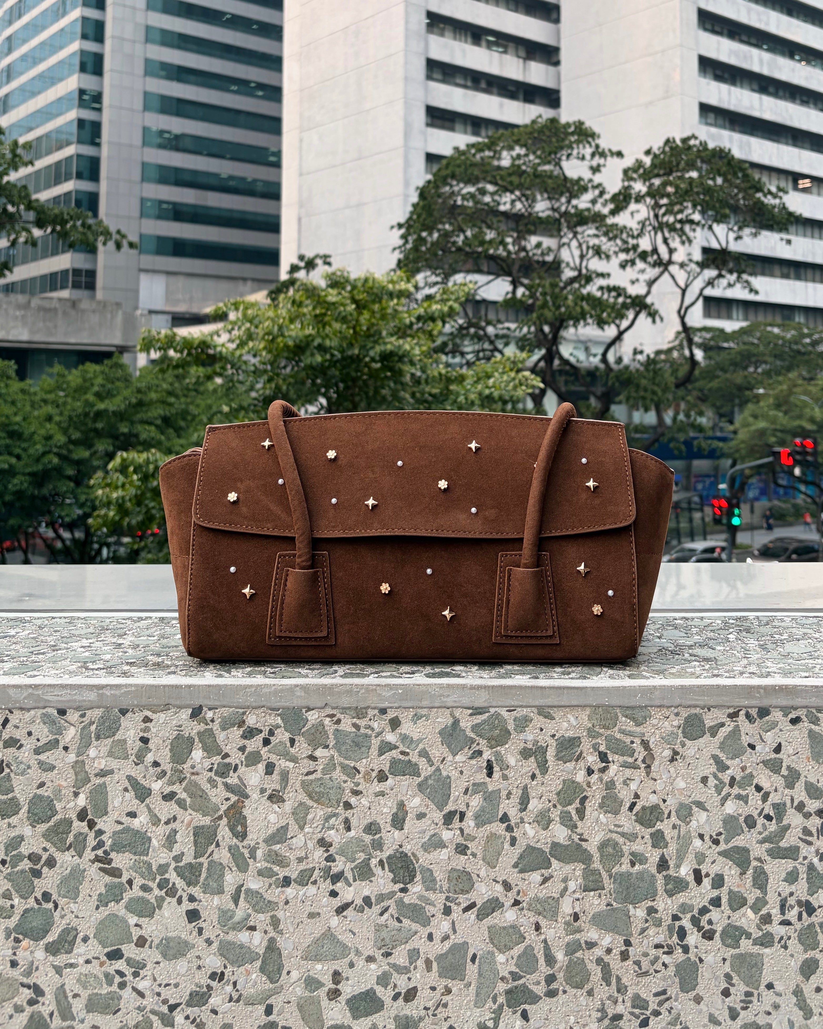 VEGA Clasico 03 Studded Shoulder Bag (Brown)
